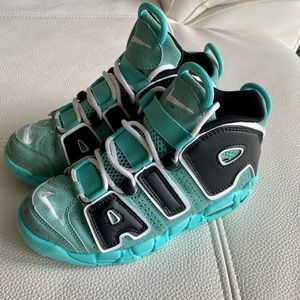Kids Nike air more uptempo size 1Y